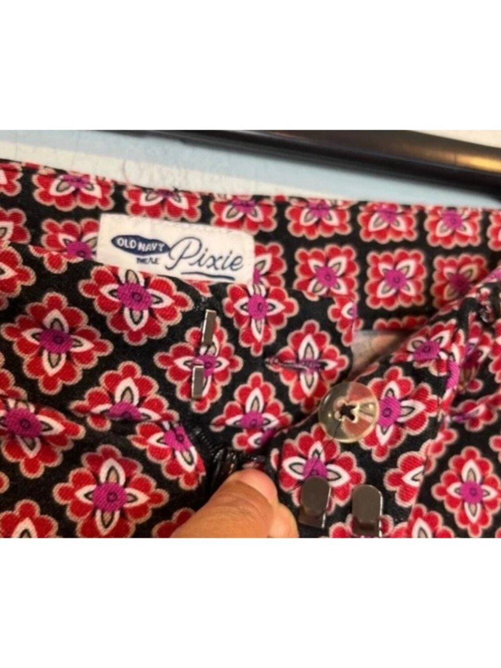 Old Navy Women's Floral Pattern Stretchy Ankle Pants Black And Red Size M - Picture 9 of 11